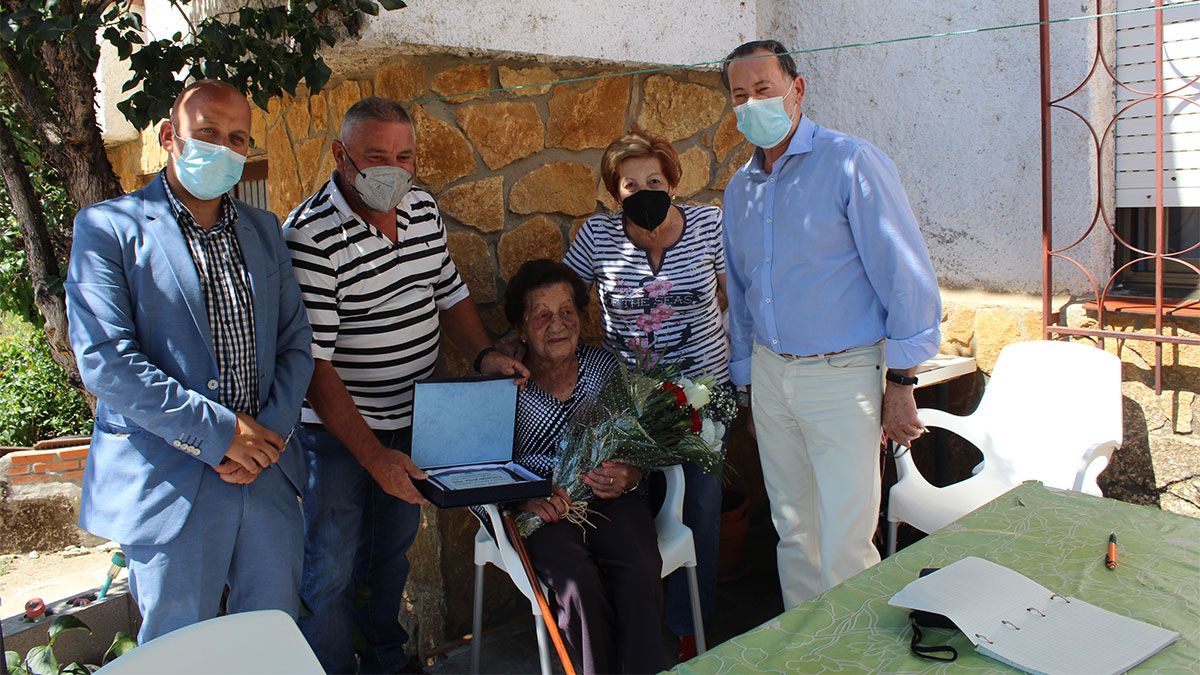 La homenajeada fue sorprendida en el patio de su casa con el reconocimiento de su pueblo. | A.H.