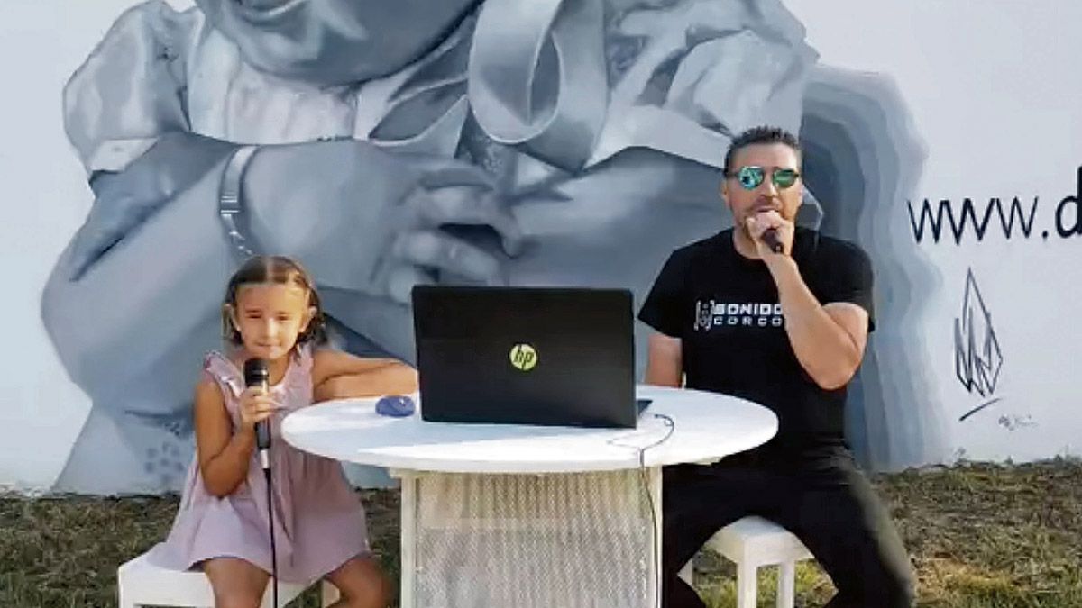 Valeria y el abuelo Corco regresaron ante el mural de la niña en Matallana para cumplir el sueño del abuelo, cantar juntos la canción. | SONIDO CORCO