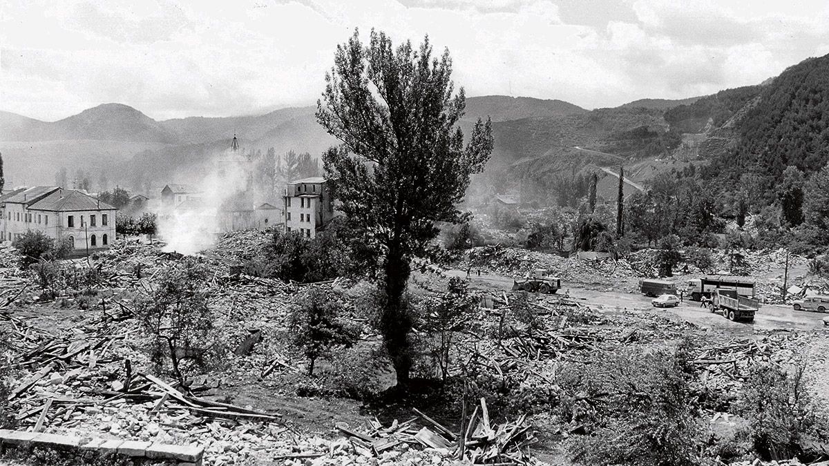 Manuel Valero se refugió en una casa que iban a derribar, allí encontró la documentación del antiguo dueño y ha rehecho su biografía. | MAURICIO PEÑA