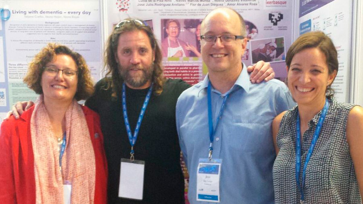La responsable de Proyectos de Alzheimer León, Amor Álvarez, el investigador y colaborador de la asociación, José Julio Rodríguez Arellano, el director ejecutivo de Alzheimer Europa, Jean Georges, y la responsable de Proyectos de Alzheimer Europa. La responsable de Proyectos de Alzheimer León, Amor Álvarez, el investigador y colaborador de la asociación, José Julio Rodríguez Arellano, el director ejecutivo de Alzheimer Europa, Jean Georges, y la responsable de Proyectos de Alzheimer Europa.