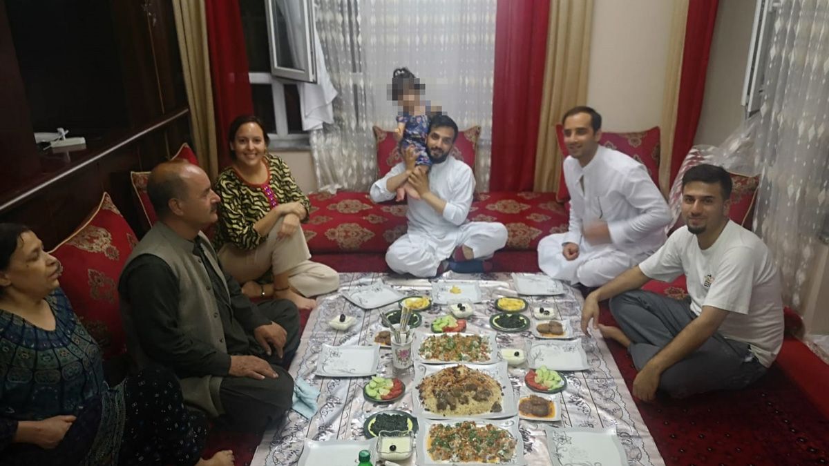Paula, en el centro, con la familia que le acogió en su estancia en Kabul hace unas semanas.