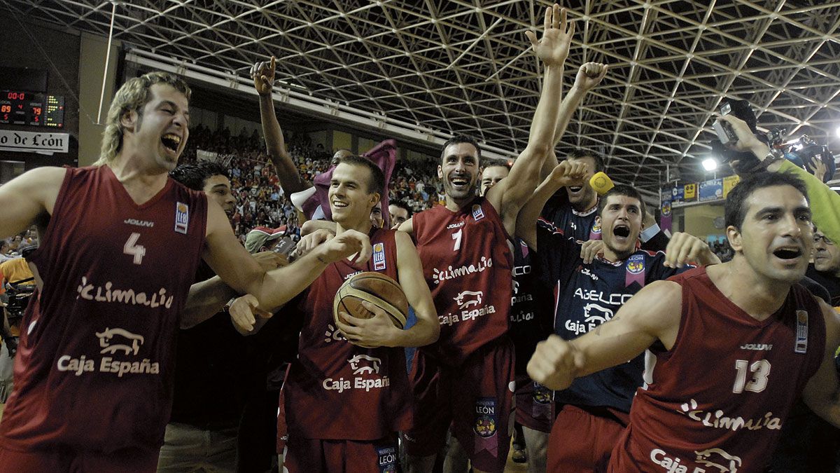 Otegui, a la izquierda, celebrando el ascenso de 2007. | MAURICIO PEÑA