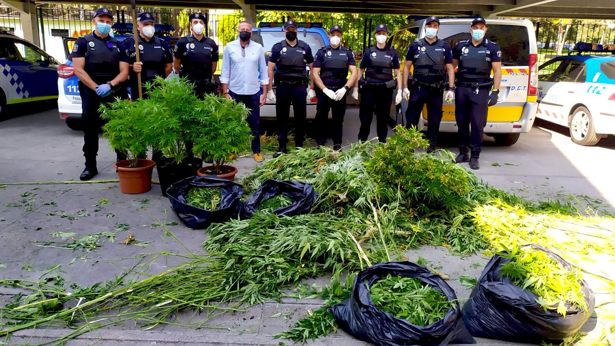 Agentes y edil de Seguridad, junto al producto intervenido, en una imagen difundida por el Ayuntamiento.