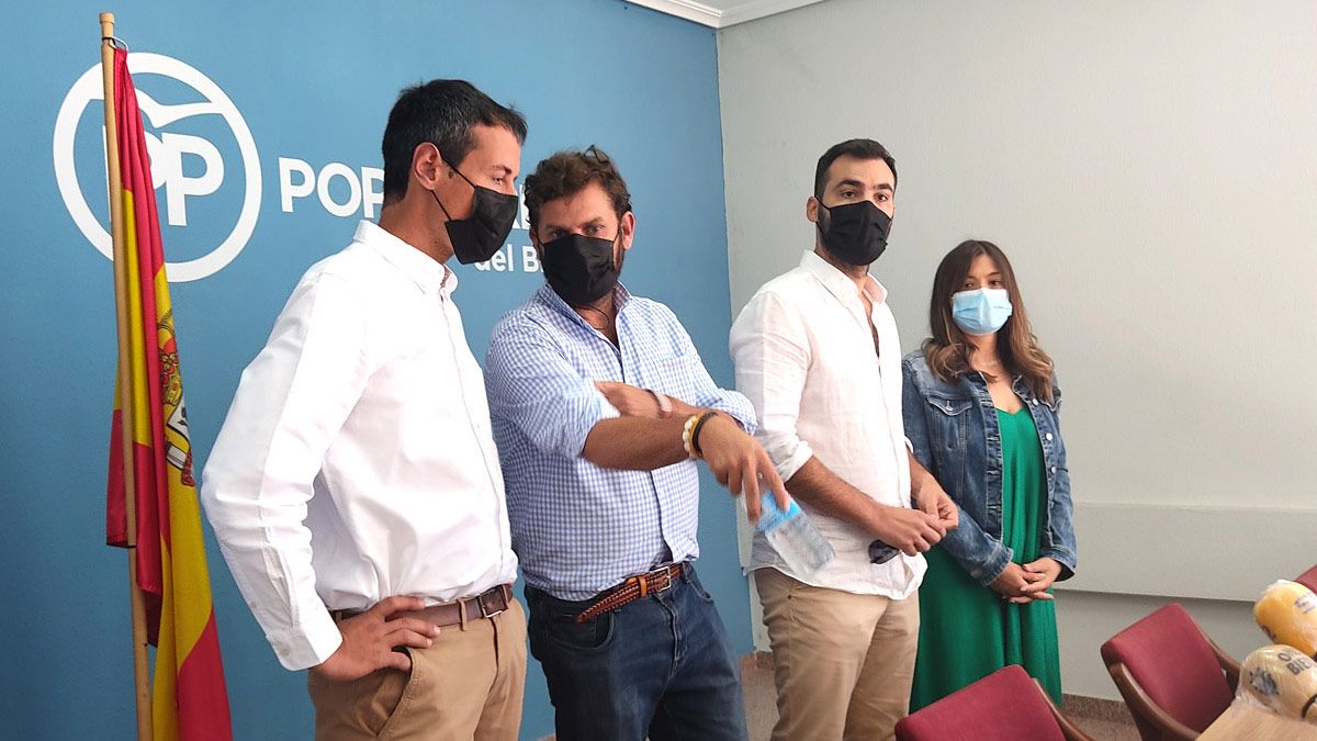 Juan José López Peña, junto a Javier Santiago Vélez, David Rodríguez y Beatriz Coelho, en Ponferrada. | D.M.