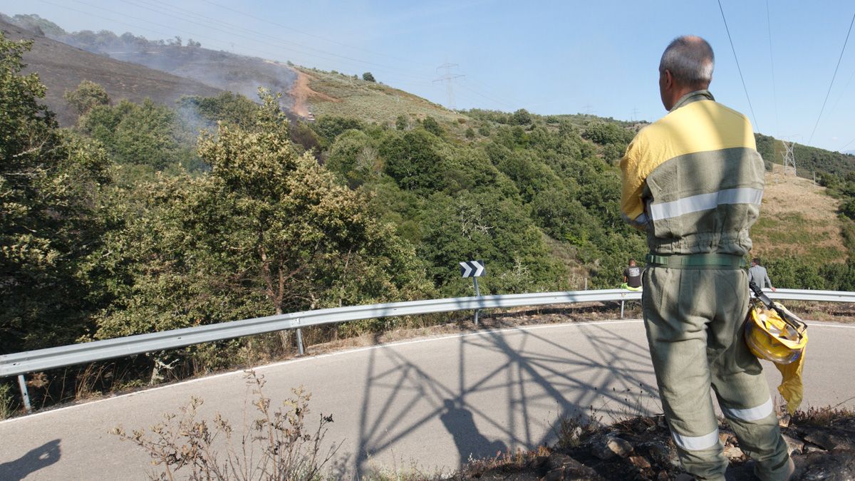 Un operario en las jornadas de extinción del fuego la pasada semana. | Ical