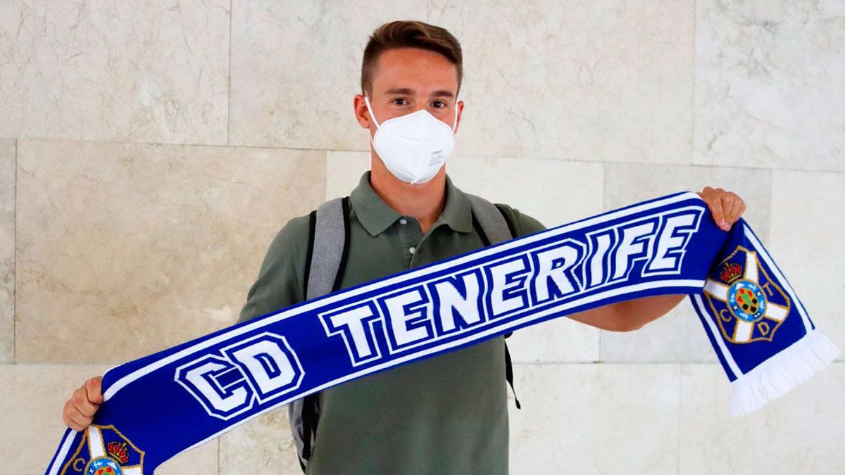Pablo Larrea, este martes a su llegada a Tenerife. | CD TENERIFE
