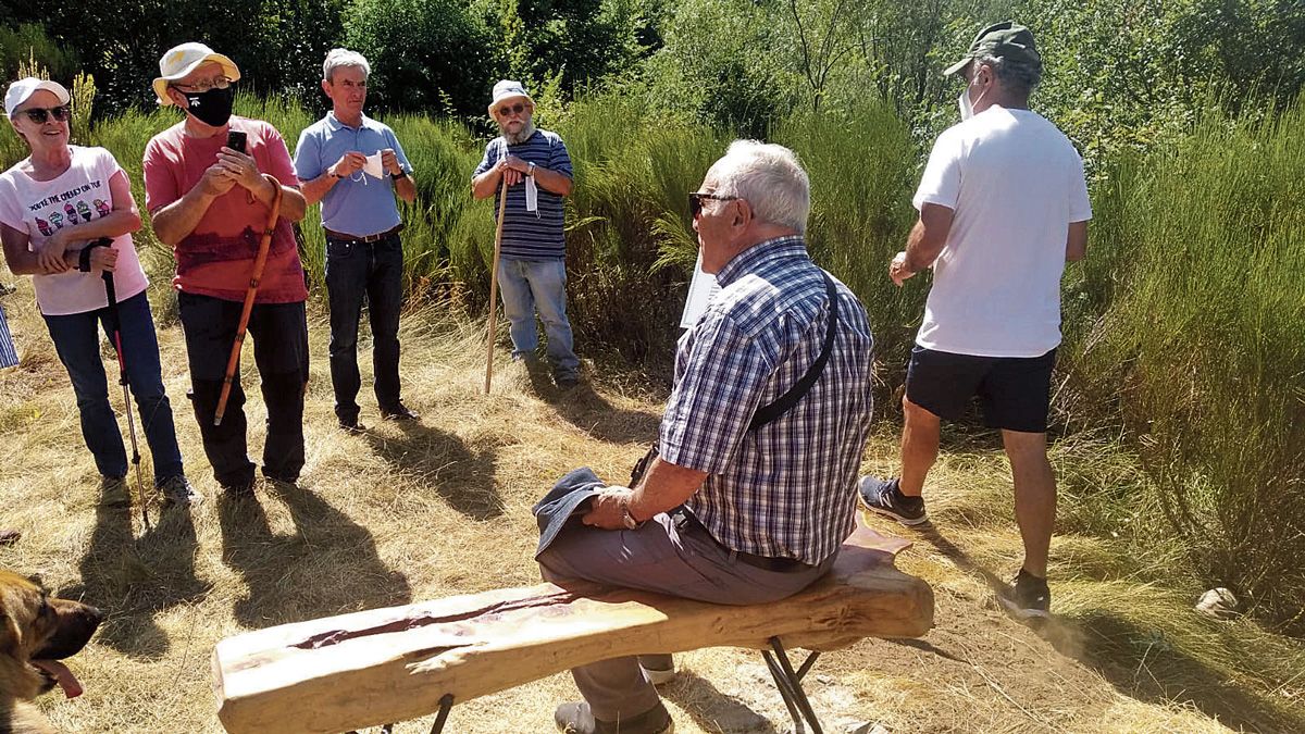 El poeta Ángel Fierro, en uno de los bancos, reflexiona sobre los vadinienses. | FULGENCIO FERNÁNDEZ