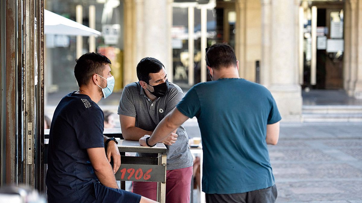 Clientes de un establecimiento de hostelería en León. | L.N.C.