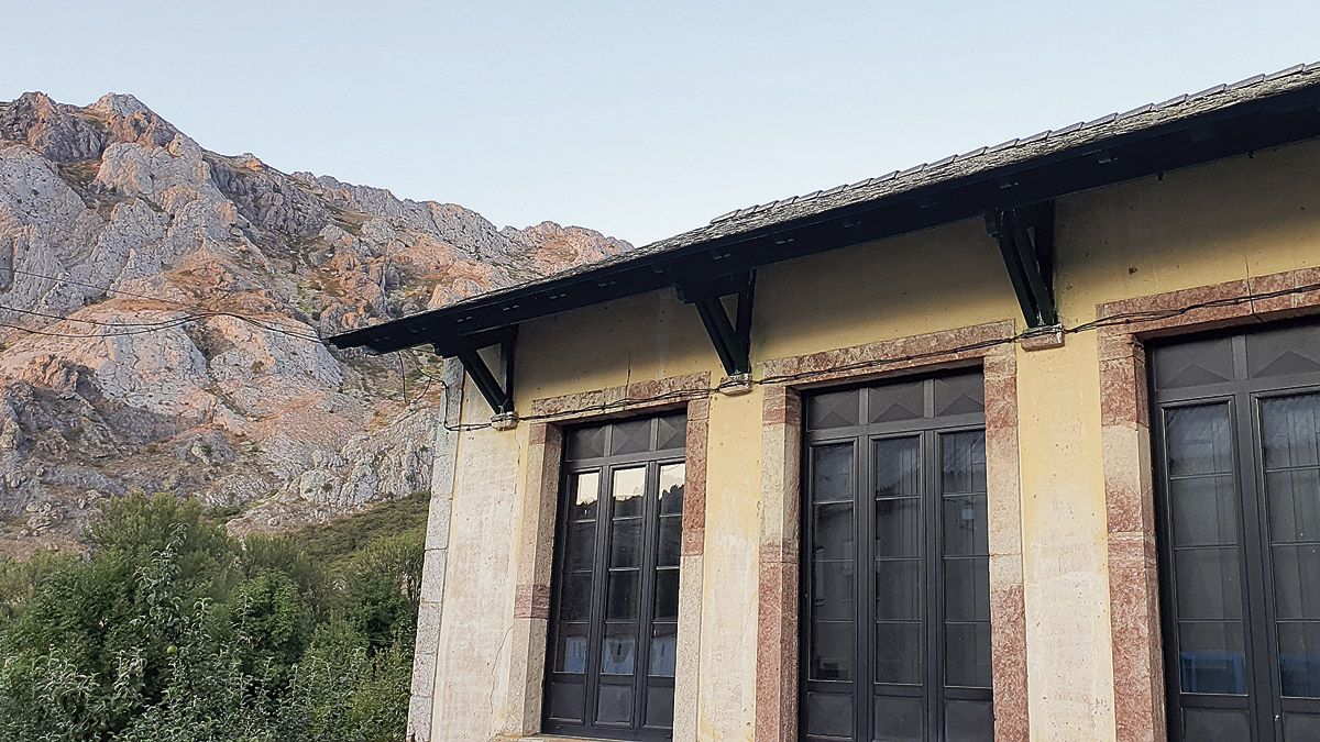 Vista exterior de la Biblioteca de Rabanal de Luna en la antigua Casa Concejo.