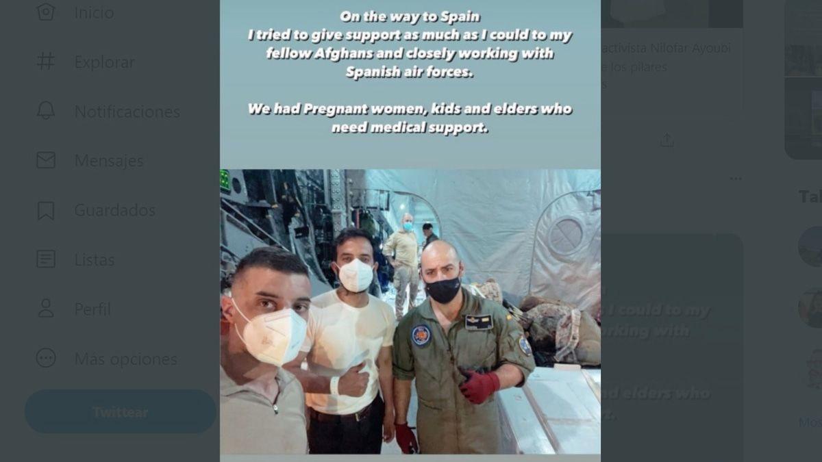 Imagen que Paula ha compartido en sus redes sociales, de su amigo Basir colaborando también con los soldados  en su camino a España.