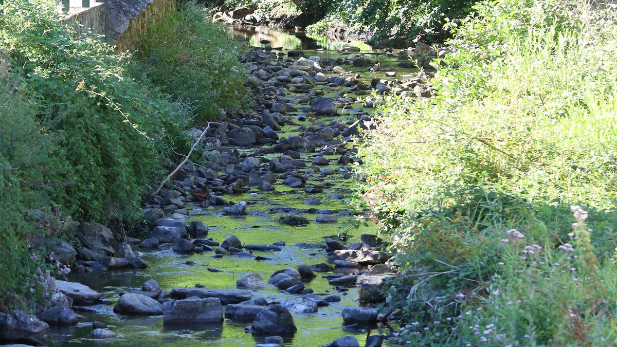 A los problemas de caudal de agua en verano, ahora en Valdecañada se une un mal uso o sabotaje del depósito.