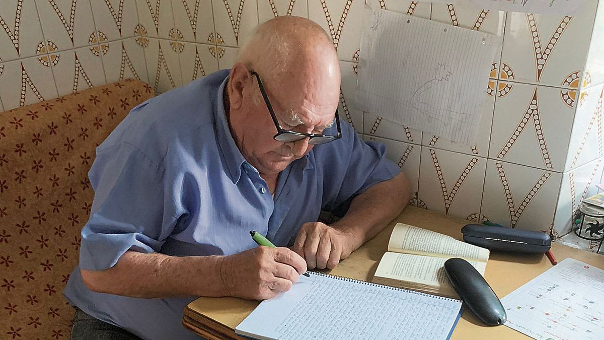 Luis Fernández escribiendo en su cuaderno páginas de 'El camino'. | L.N.C.