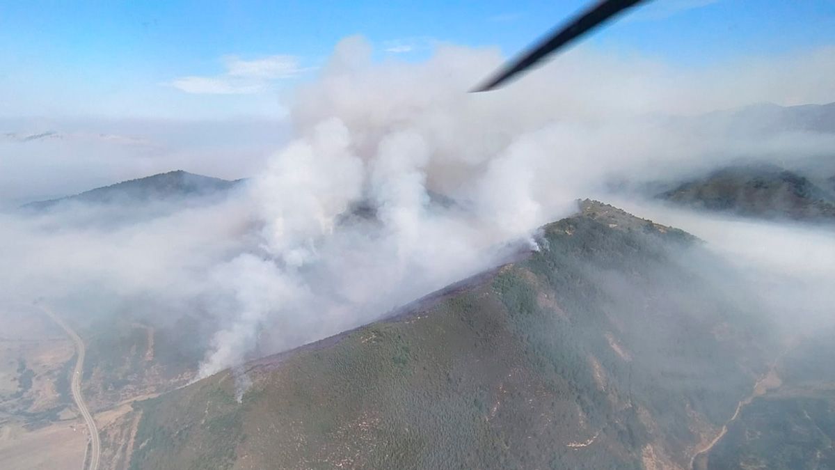 Imagen de las brigadas antiincendios sobrevolando el lugar del fuego. @BRIFTABUYO