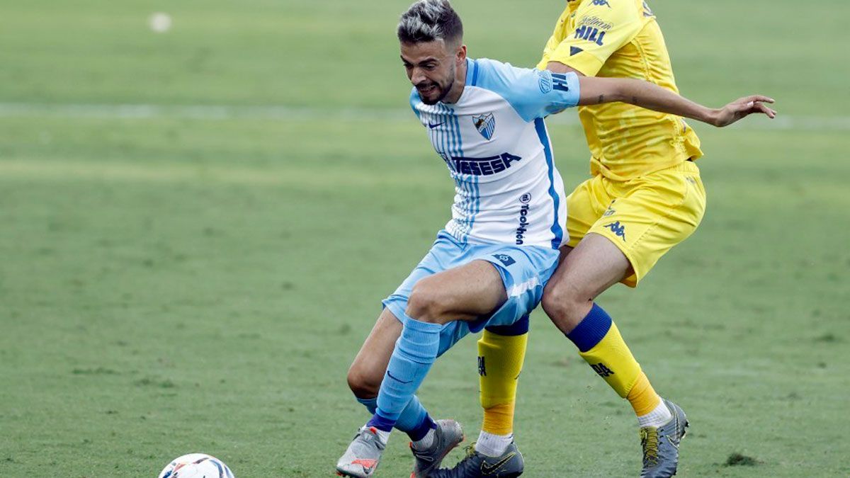 Cristian Rodríguez protege un balón. | MALAGA CF
