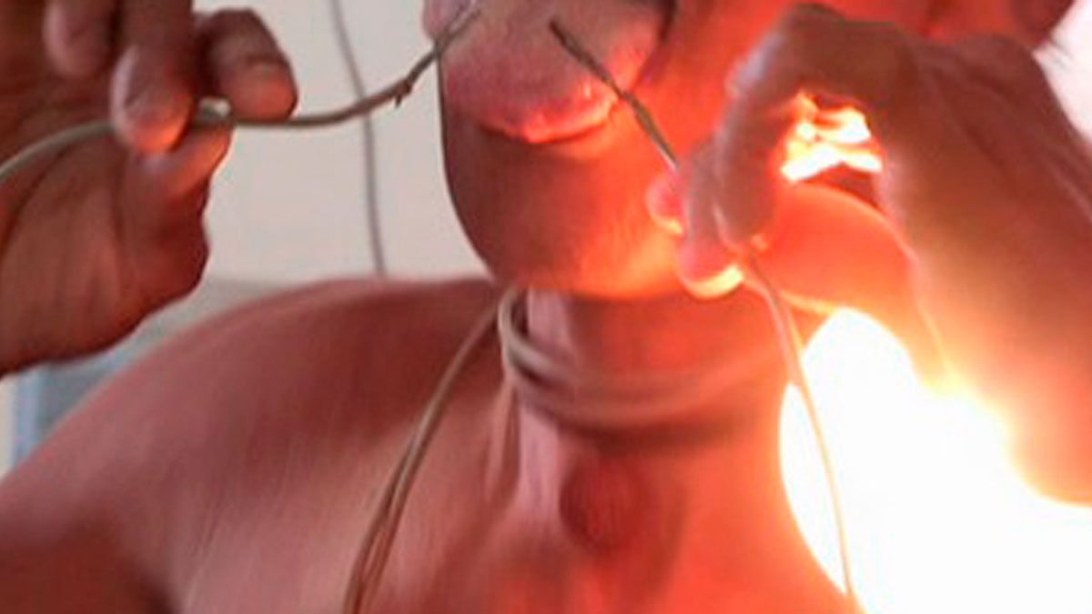 La lengua metida en el enchufe, sin metáforas.