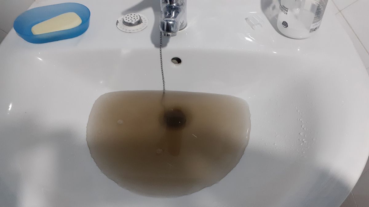 Los vecinos han hecho fotos de su agua de grifo para dar a conocer su problema que el Consistorio niega.