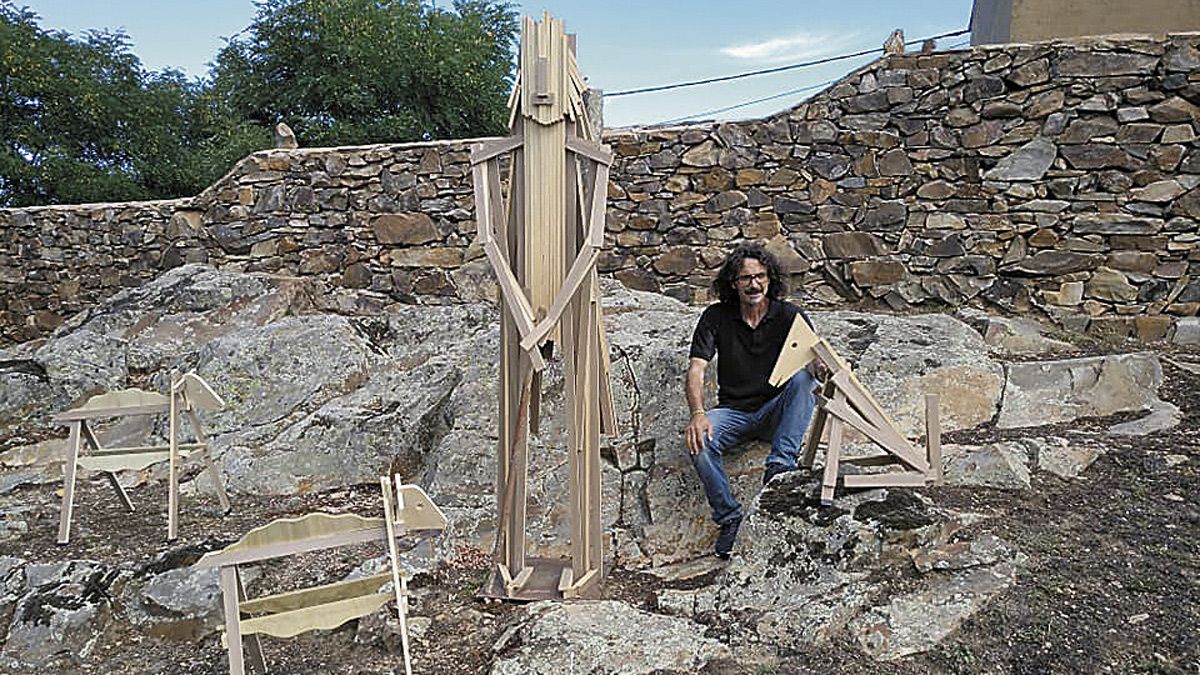 Santocildes rodeado de sus obras. | L.N.C.