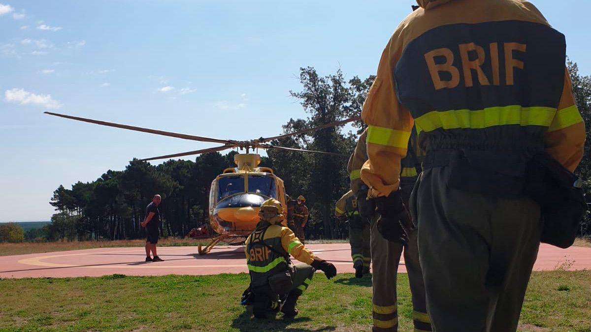 Las brigadas antiincendios antes de su actuación en Serrilla. | @BRIFTABUYO