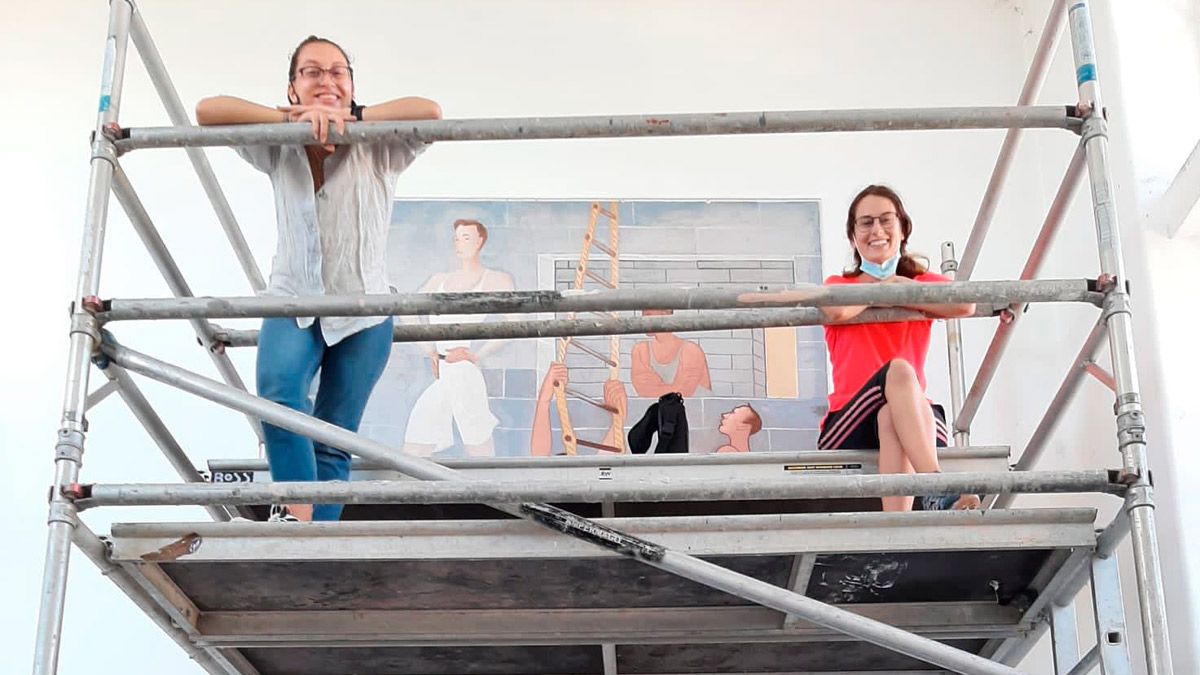Irene Sainz, a la derecha, en la restauración de uno de estos murales. | L.N.C.
