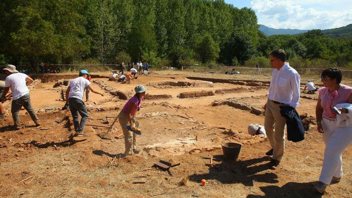 Enrique Saiz visitó este lunes los trabajos de campo en el yacimiento de Las Pedreiras en Carucedo. | César Sánchez (Ical)