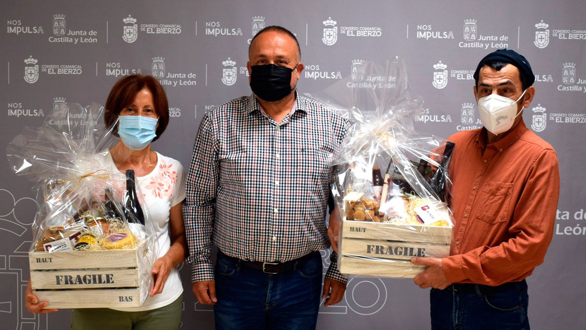 Entrega de las cestas con productos a los ganadores.