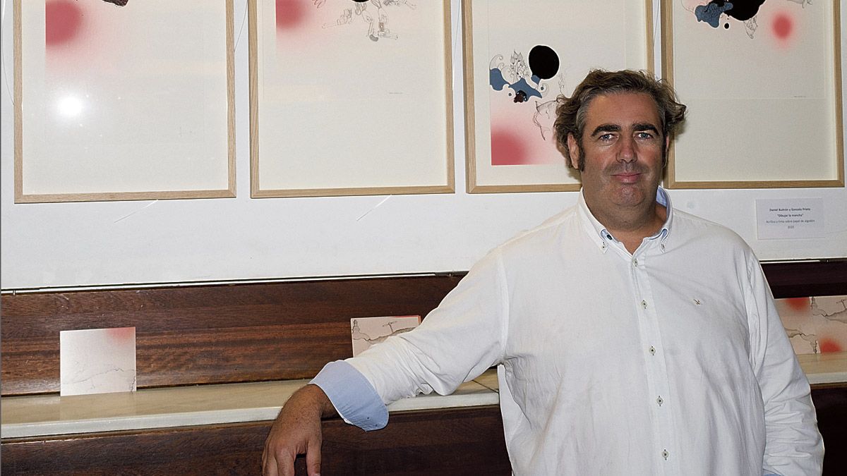 Gonzalo Prieto presentó este miércoles en el Camarote Madrid la muestra ‘Dibujar la mancha’ que comparte con el dibujante Daniel Buitrón. | VICENTE GARCÍA