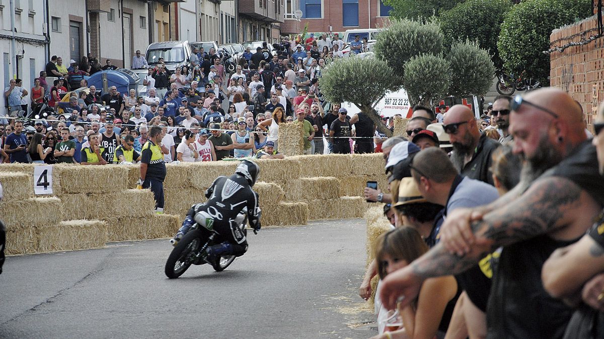 Fotografía de archivo de una carrera de motos en La Bañeza. | ABAJO
