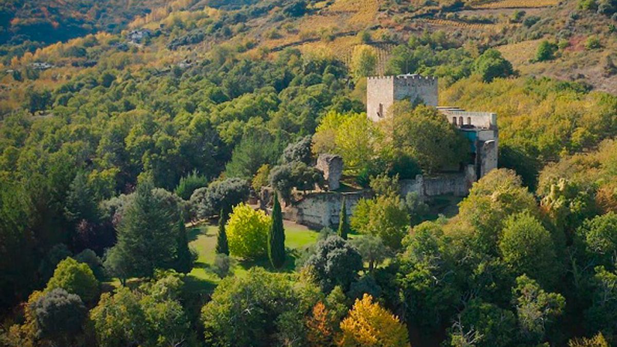 Imagen del castillo de Corullón dentro de un paisaje rural espectacular.