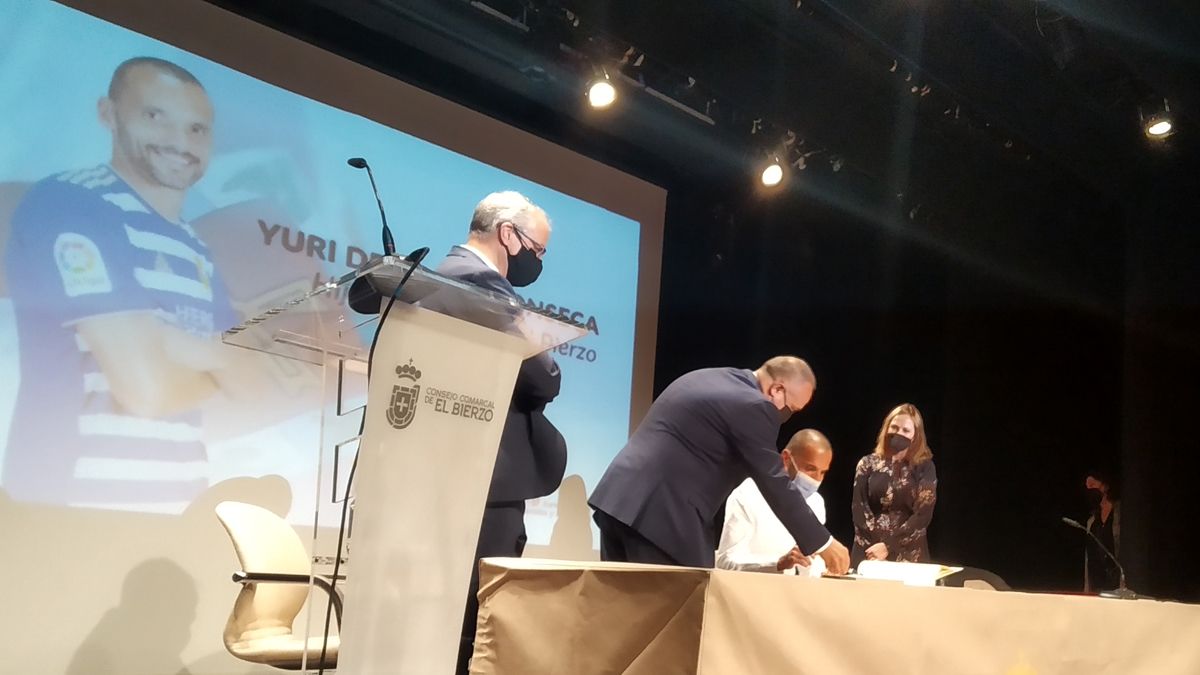 Yuri firmando el acta plenaria en la que se aprobó la decisión de nombrarle Hijo predilecto. | MAR IGLESIAS