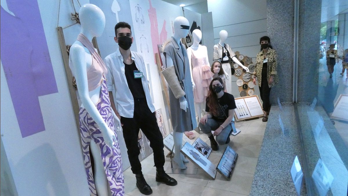 Los jóvenes diseñadores en el escaparate de El Corte Inglés.