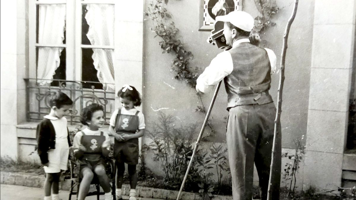 Juan Manuel Roa con su cámara filmando a un grupo de niños.