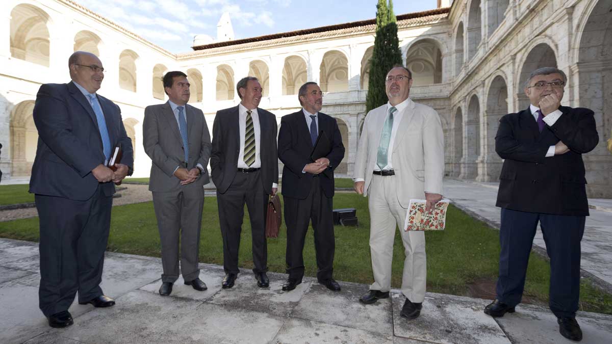 Fernando Rey, junto a Juan Casado Canales (D), secretario general, y varios directores provinciales. | DOS SANTOS (ICAL)