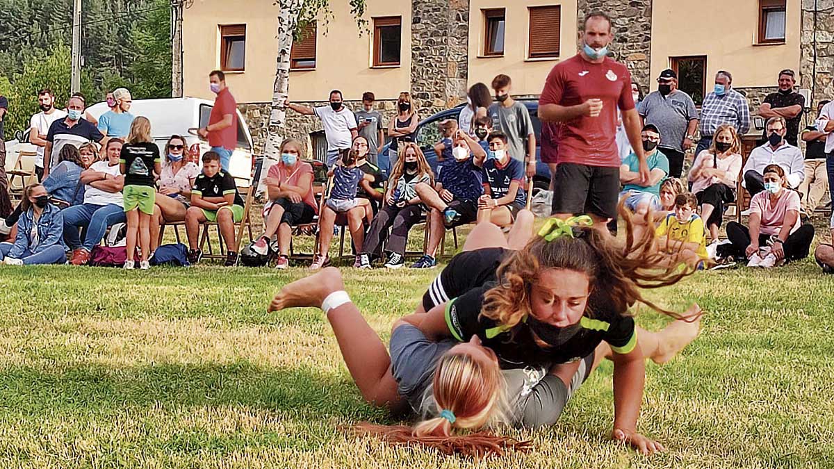 Cecilia, ‘La ciclón’ de Yugueros sumó un nuevo corro y se acerca al título de Liga sin conocer la derrota. | SALVA FERRERAS