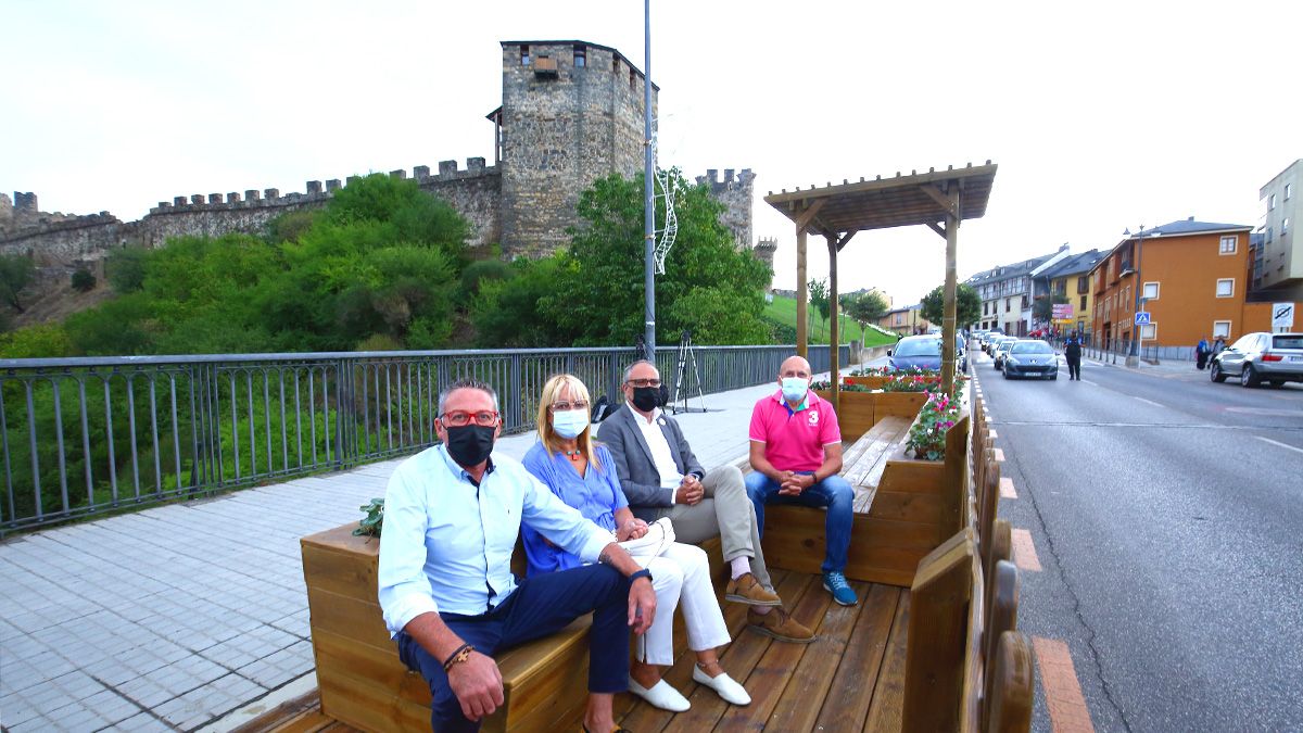 Concejales del PSOE sentados en el parklet, defendiendo su ubicación original, antes de que fuera retirado. I Ical Concejales del PSOE sentados en el parklet, defendiendo su ubicación original, antes de que fuera retirado. I Ical