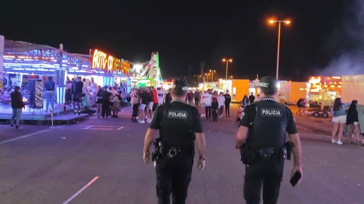 Imagen de agentes de la Policía Municipal vigilando el recinto ferial de las fiestas. | P.M.P.