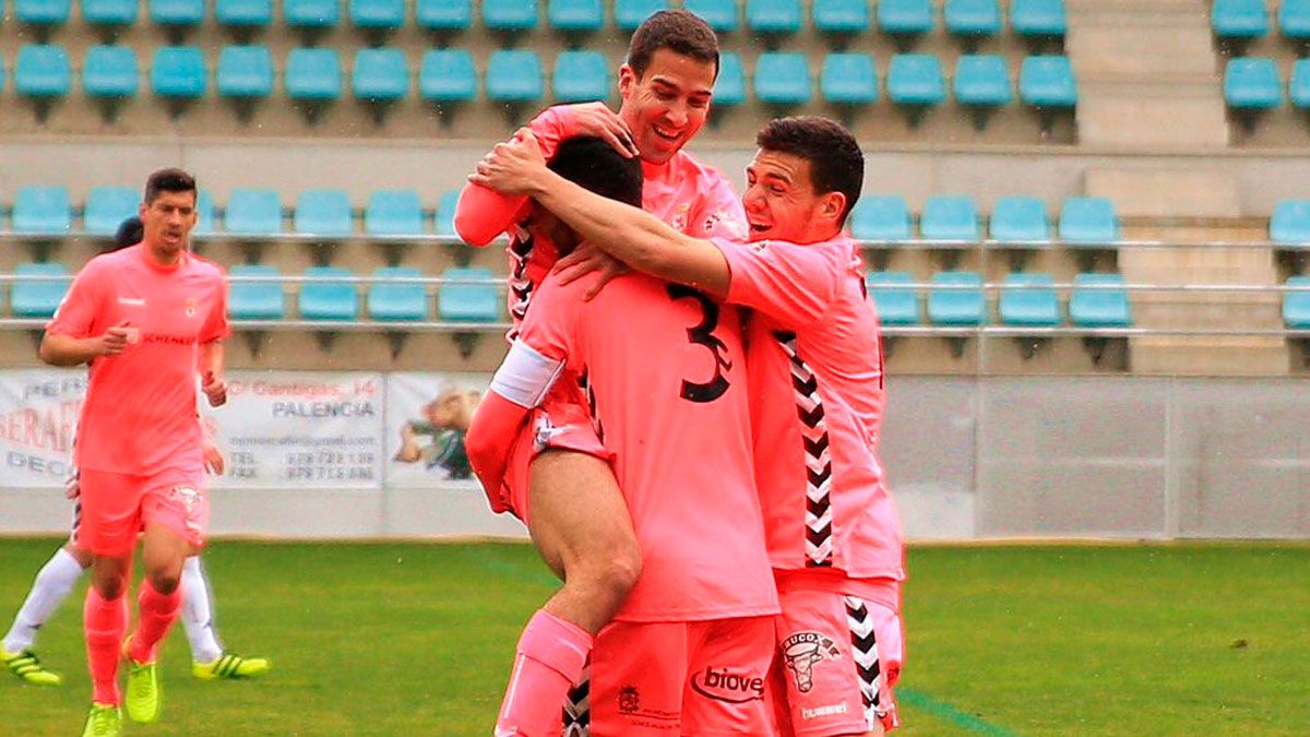 Julen Colinas y Gallar felicitan a Viti tras su gol en Palencia en 2017. | CAROLINA FELIPE
