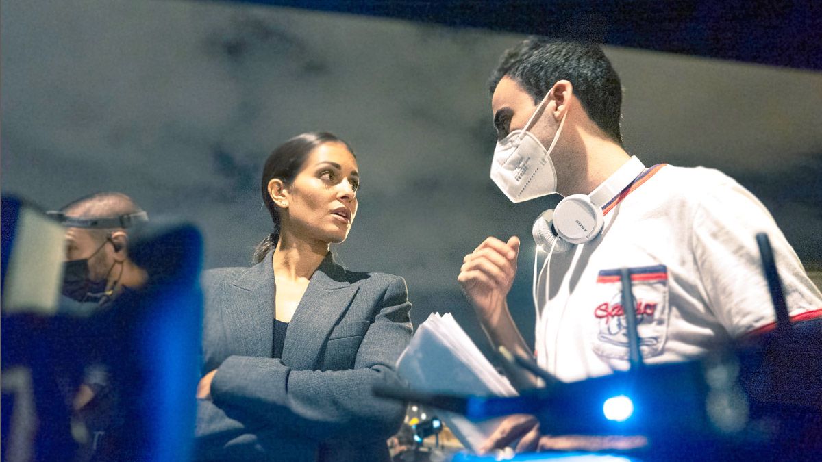 El leonés Pablo Fuentes dando instrucciones a la actriz Hiba Abouk en el rodaje de ‘Manos libres’. | AUDI FUTURE STORIES