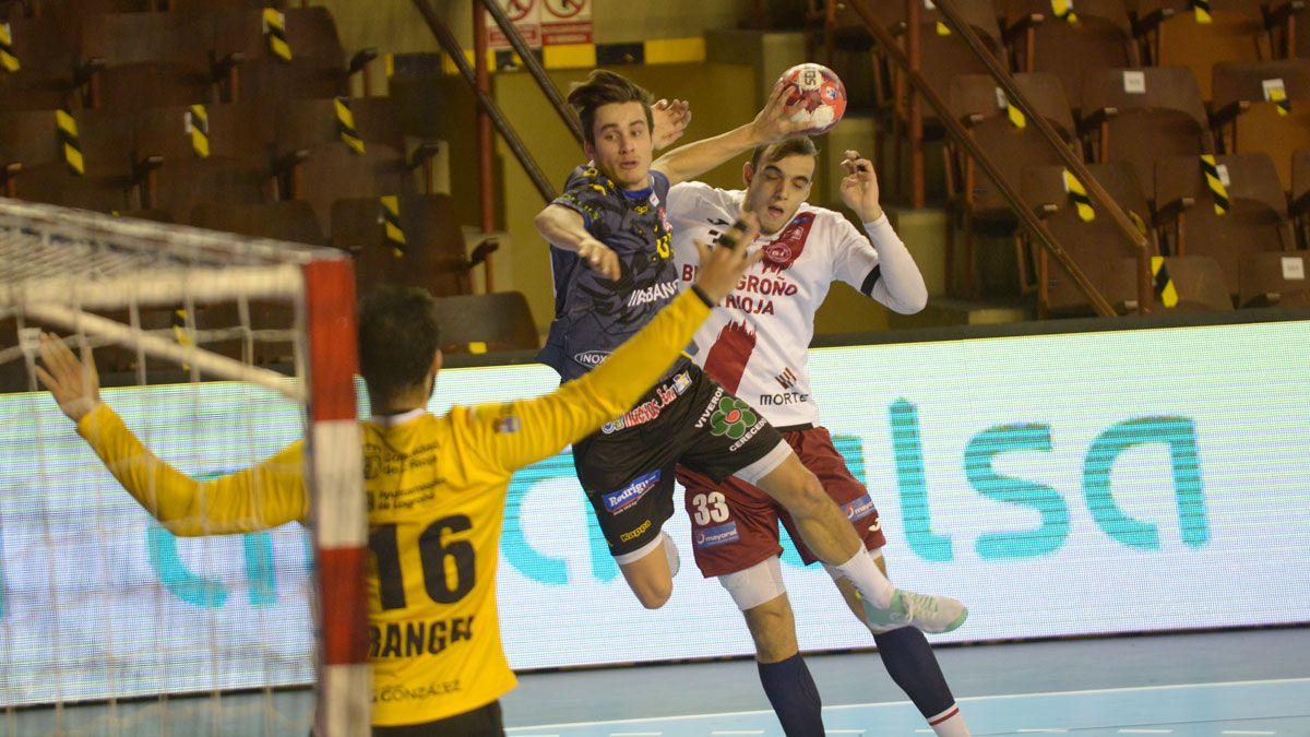 Gonzalo, durante el último partido entre Ademar y Logroño en León. | MAURICIO PEÑA