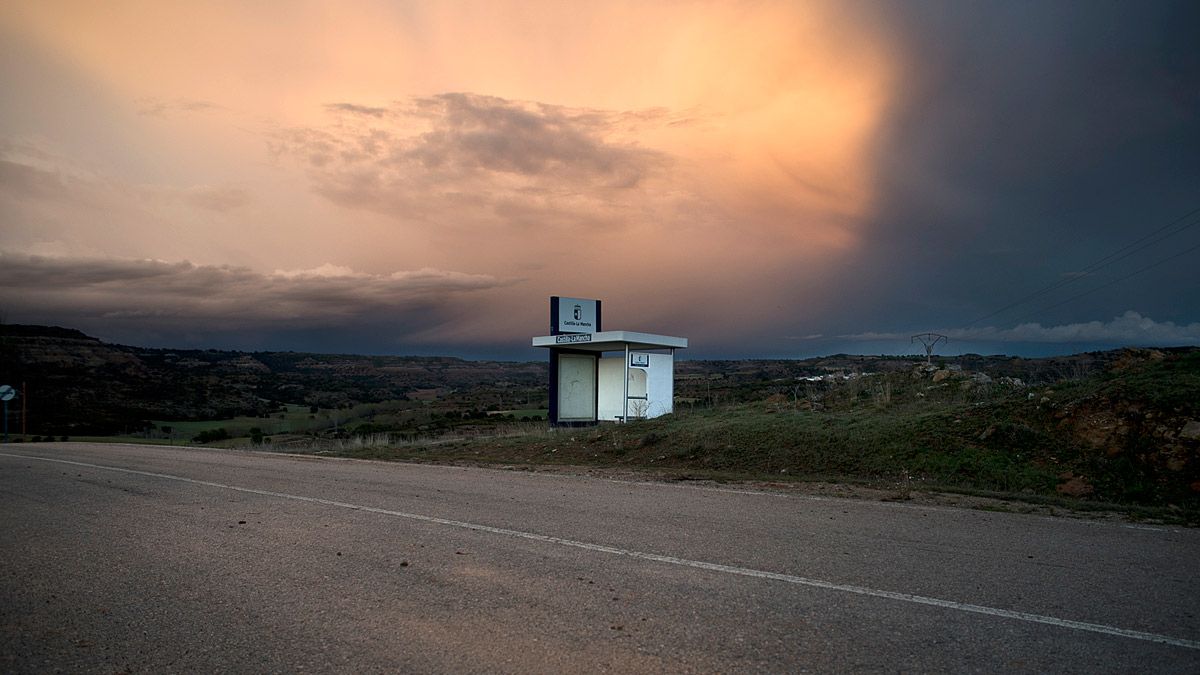 Alcarria de Cuenca, 2019. Olmedilla de Eliz, parada del coche de línea. | NAVIA