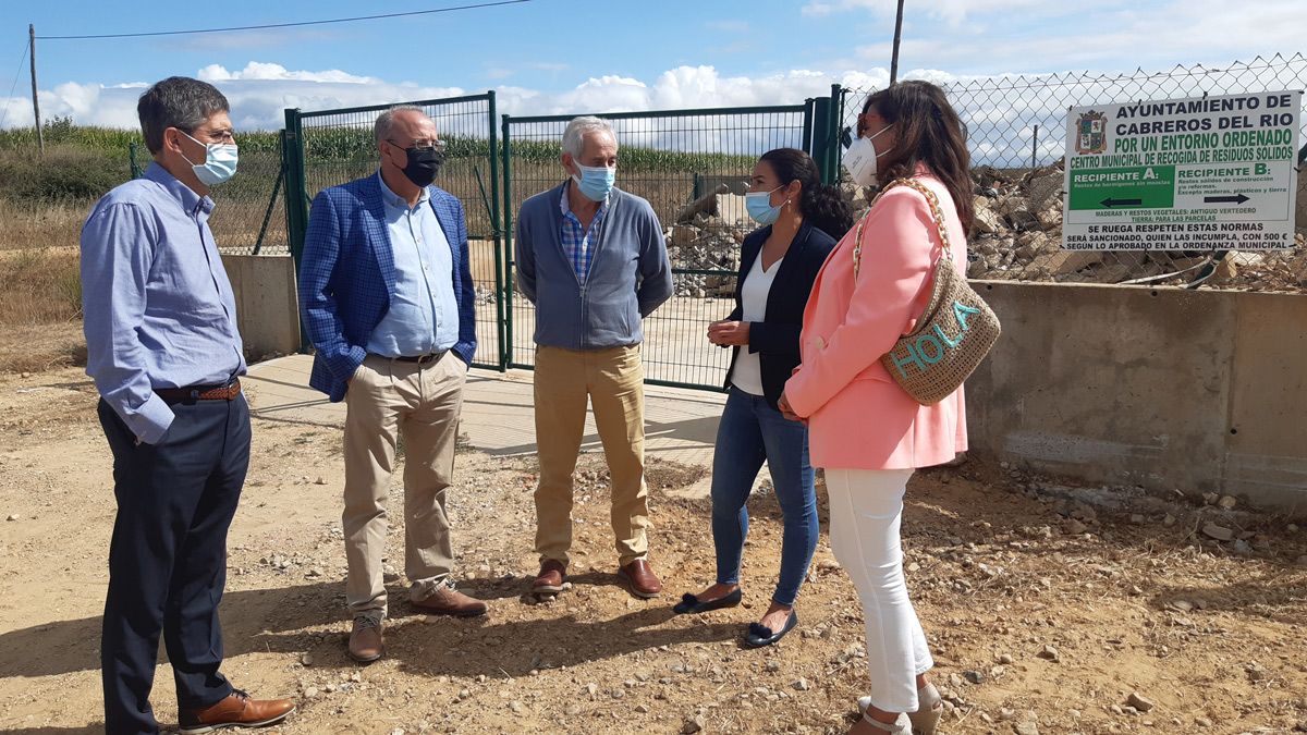 Representantes de las entidades han acudido al centro municipal de recogida de residuos sólidos en Cabreros del Río. | L.N.C.