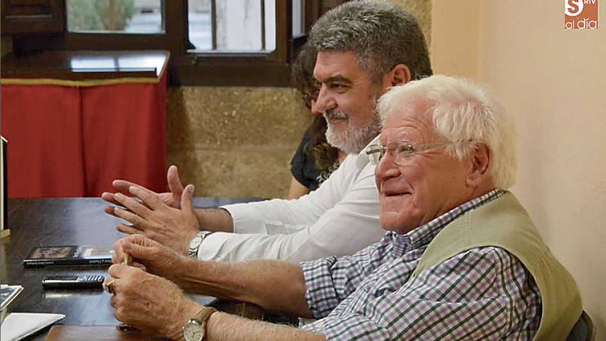 Leoncio García, en primer plano, en la presentación de uno de sus libros anteriores sobre minería.