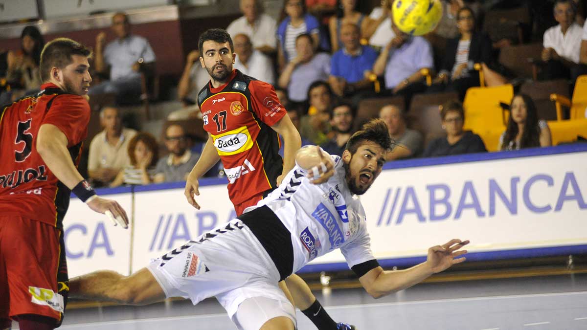 Juanjo realiza un lanzamiento frente al Huesca. | DANIEL MARTIN