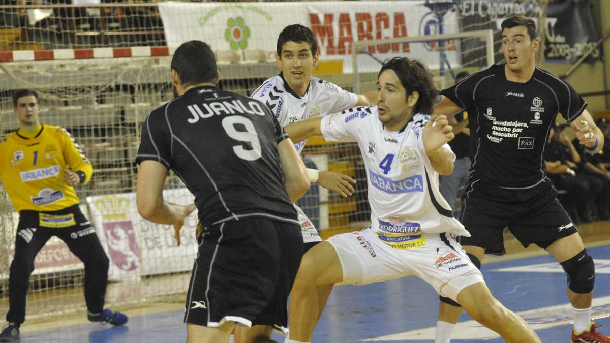 Mellado defiende ante elGuadalajara, en el que ahora milita. | DANIEL MARTIN