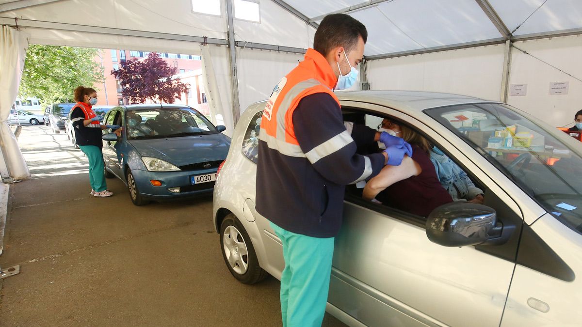 Las autoridades sanitarias solicitan acudir en coche a la carpa de vacunación. | ICAL