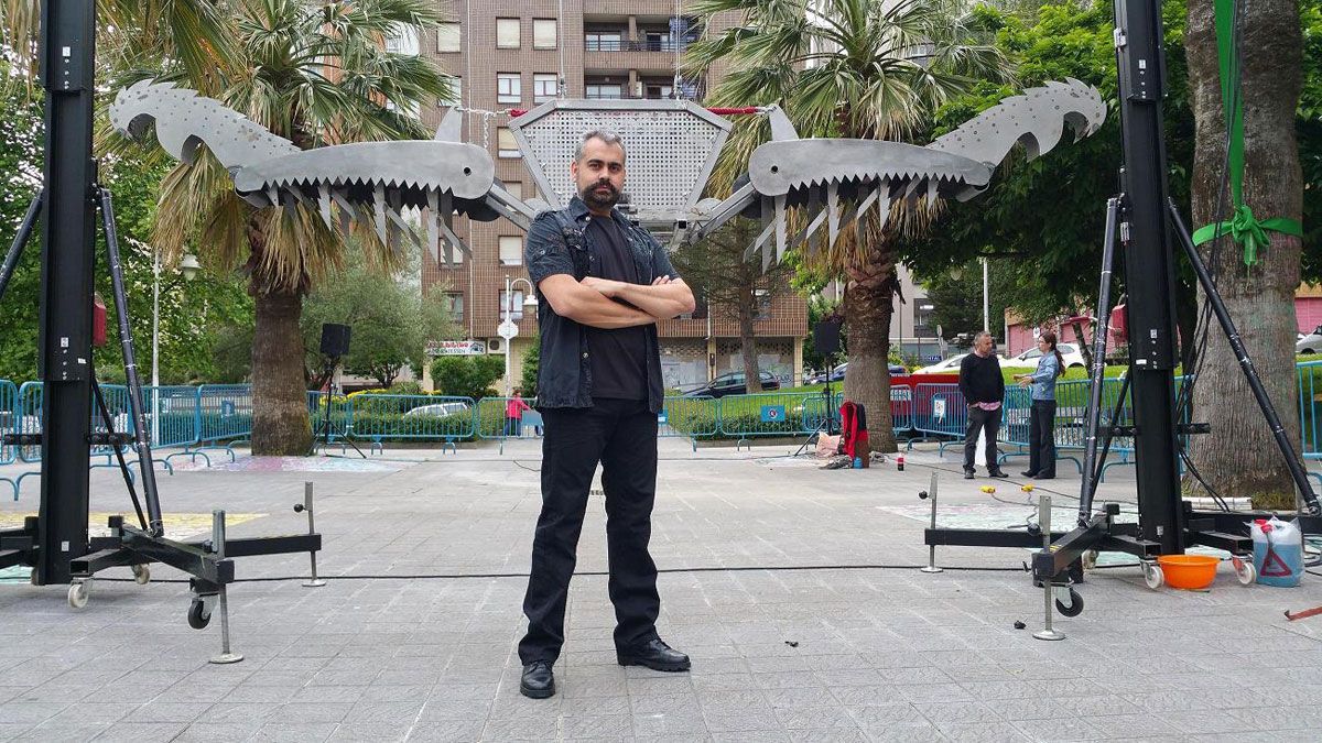 El mago Víctor Cerro, llega hoy a Ponferrada con su espectáculo de magia extrema callejera. | L.N.C.