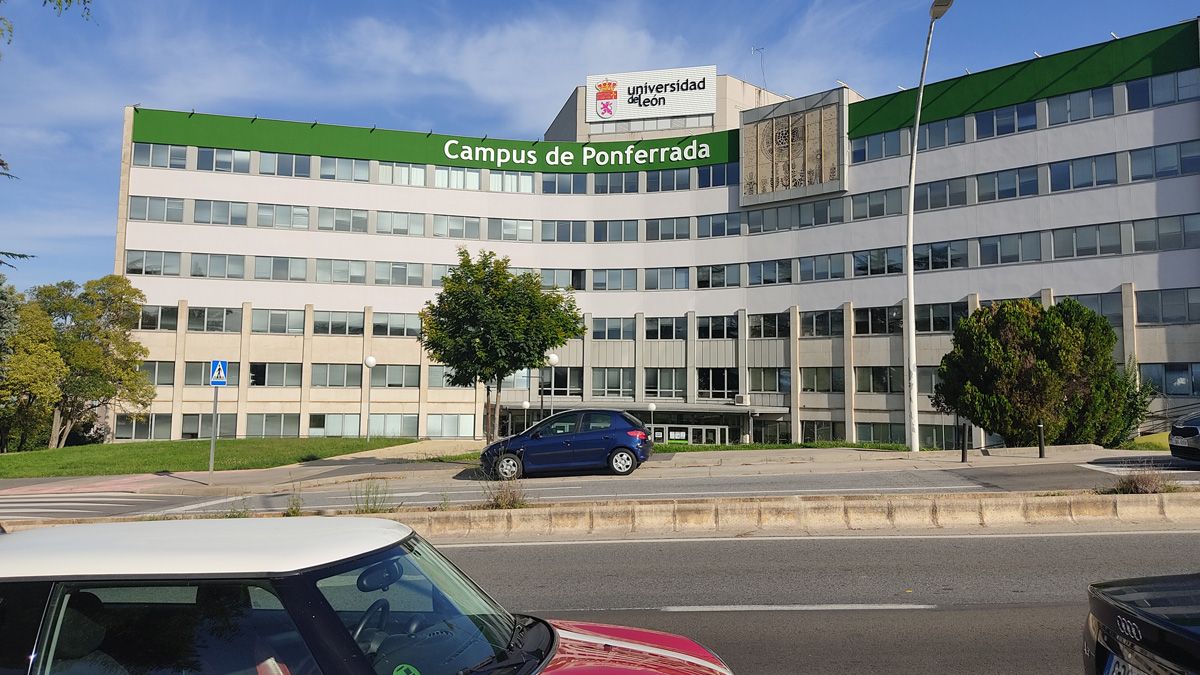 El campus de Ponferrada, con su nuevo aspecto, da la bienvenida a la ciudad desde la entrada por la avenida de Astorga. | D.M.