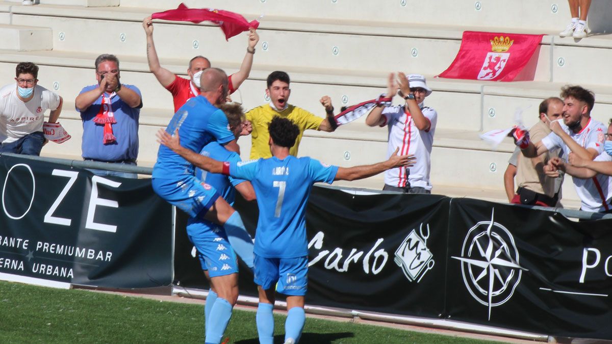 Los jugadores de la Cultural celebran con su afición uno de los goles ante Unionistas. | UNIONISTAS
