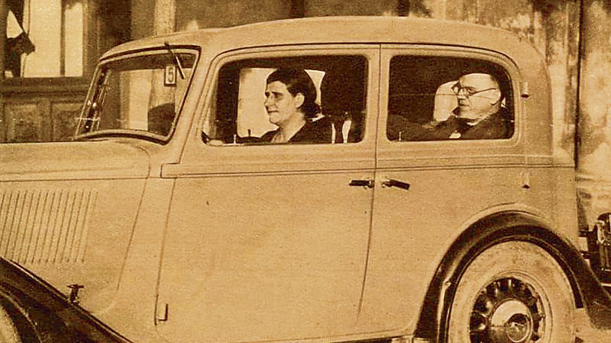 Una de las imágenes recogidas por aquel reportaje de Mundo Gráfico del año 1935 en la que la taxista leonesa aparece con  un viajero.
