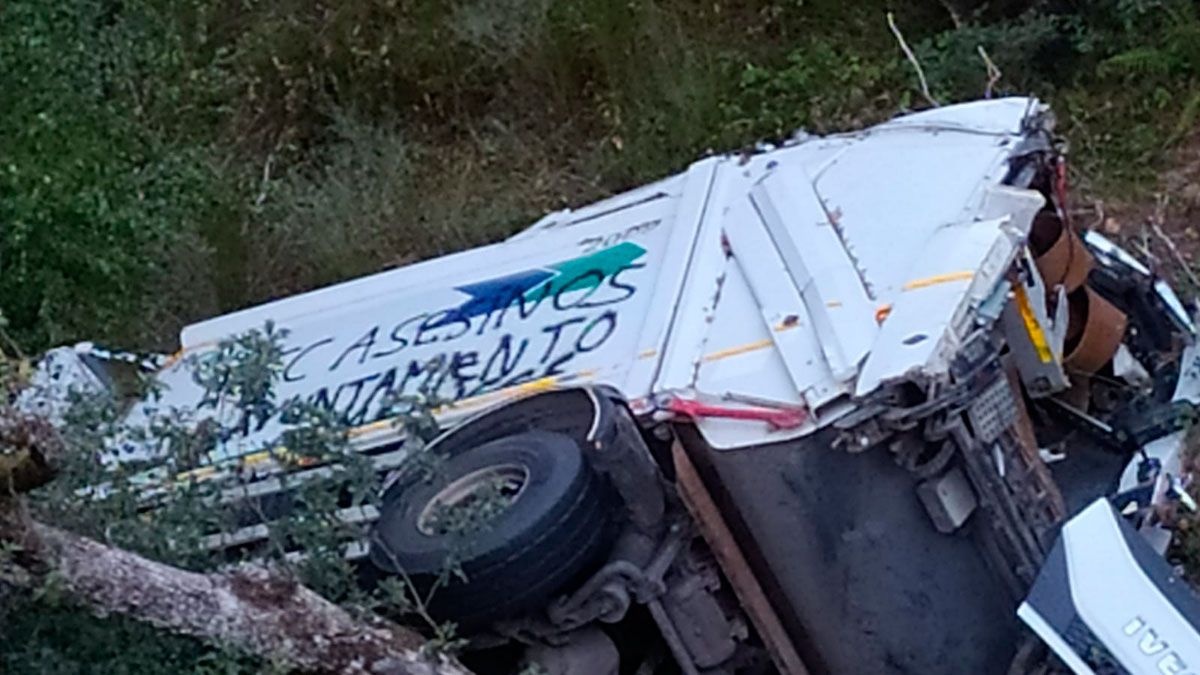 El camión siniestrado en el lugar del accidente de donde fue recuperado hace unos días.