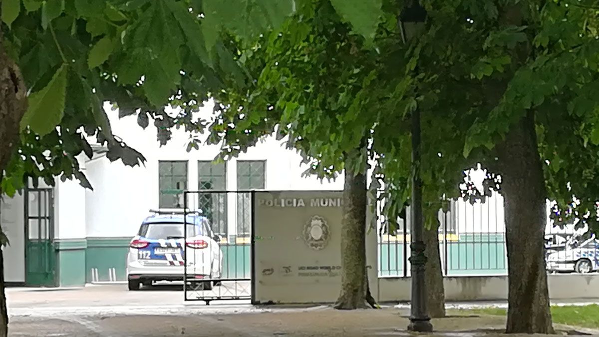 Los agentes detuvieron a los dos implicados. Los agentes detuvieron a los dos implicados.